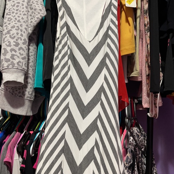 Adorable form fitting dress. Hugs your curves. Worn to a wedding once! BeBe - Picture 5 of 5